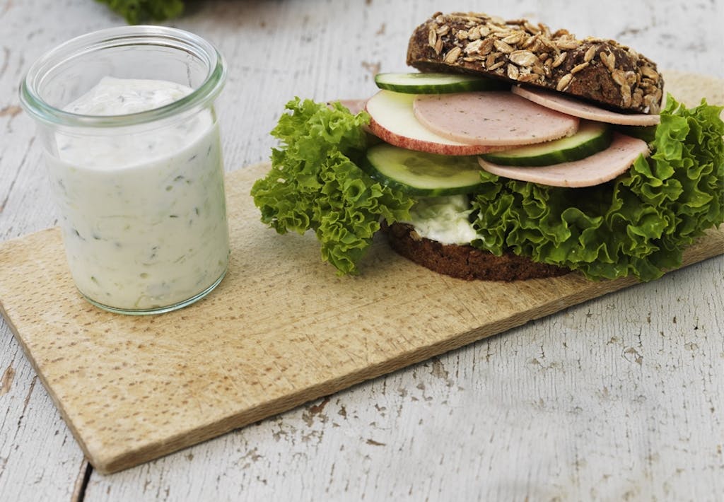 JÆGERENS RUGKLAPPER – med æbleskiver og agurkedip