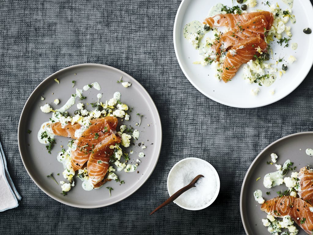 Rimmet laks med blomkålscrudité