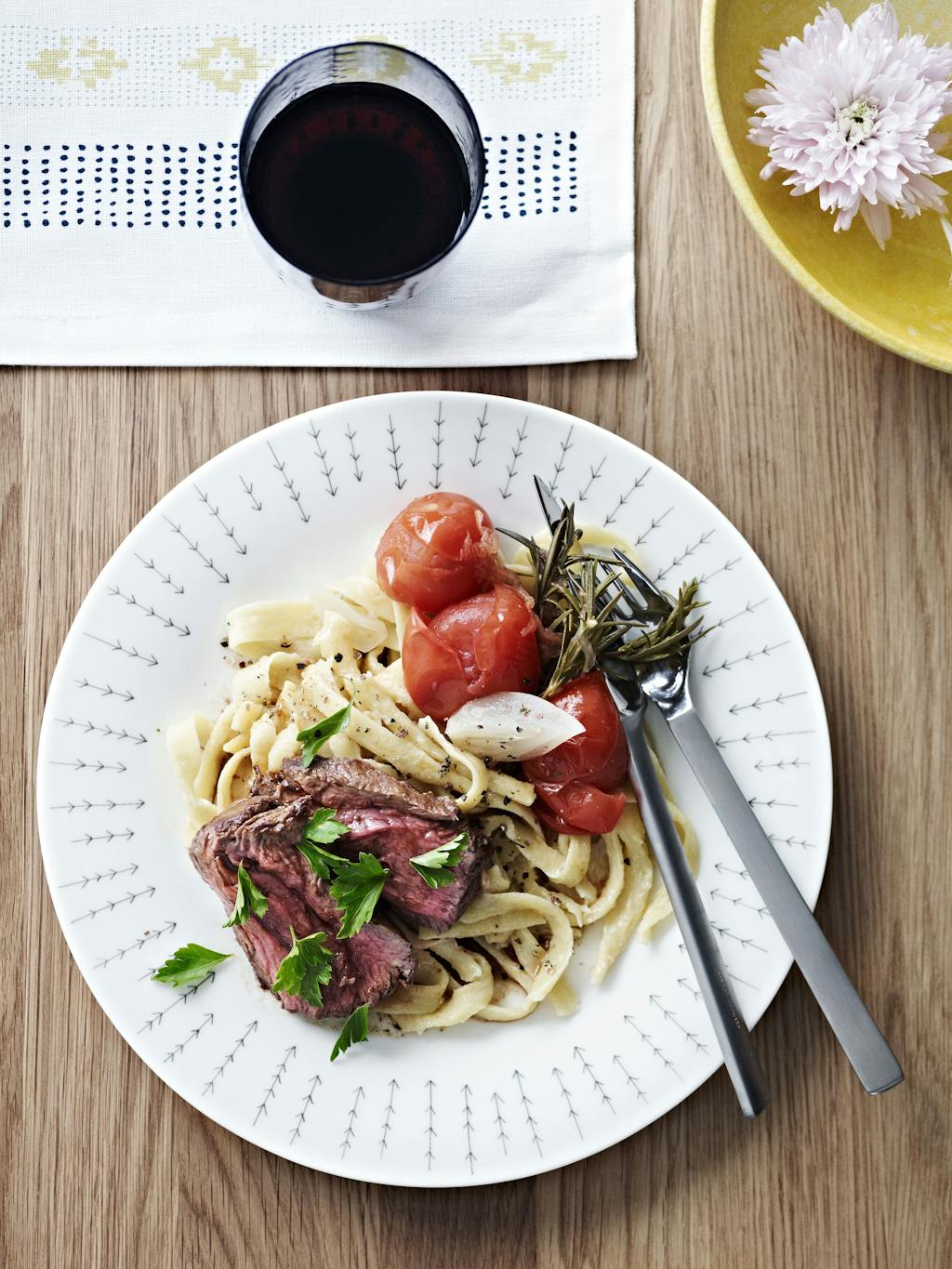 Oksemørbrad med håndlavet pasta og syltede tomater