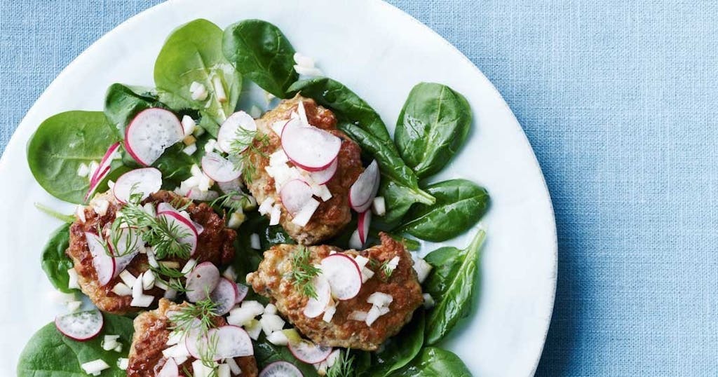 Frikadeller på spinatbund