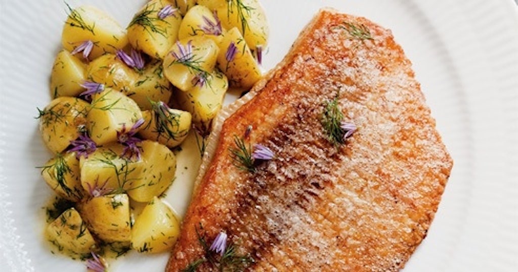 Rokkevinge stegt på ben med nye kartofler i sauce nage bobedre.dk