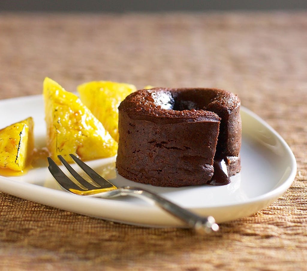 Bleeding chocolate cakes med karamelliseret ananas
