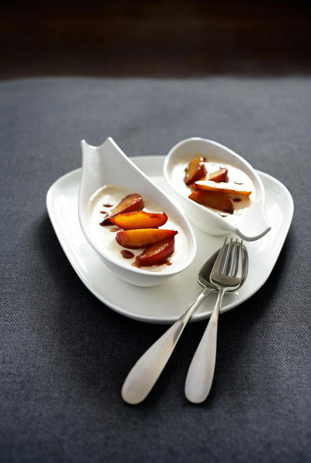 Espresso-semifreddo med karamelliserede ferskner