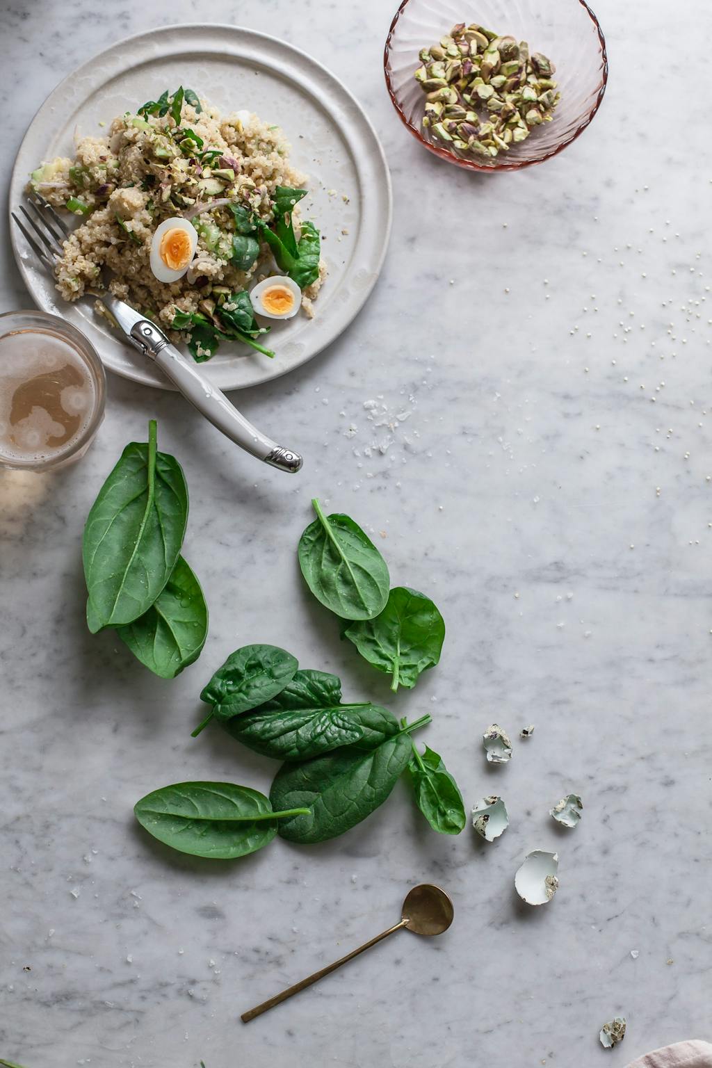quinoa salat opskrift æg basillikum 