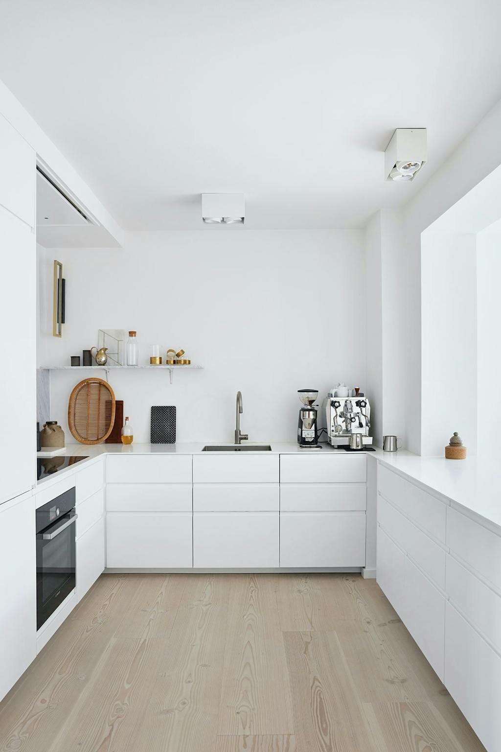 køkken ikea hvidt ellisellis lampe kaffemaskine
