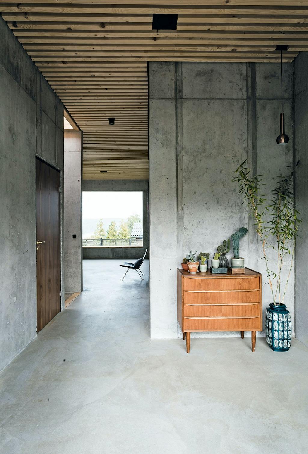 kommode antik beton træ planter entre