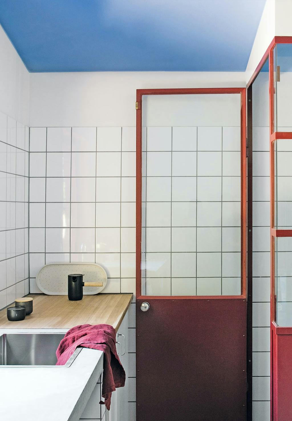 Køkken med blåt loft og hvide fliser