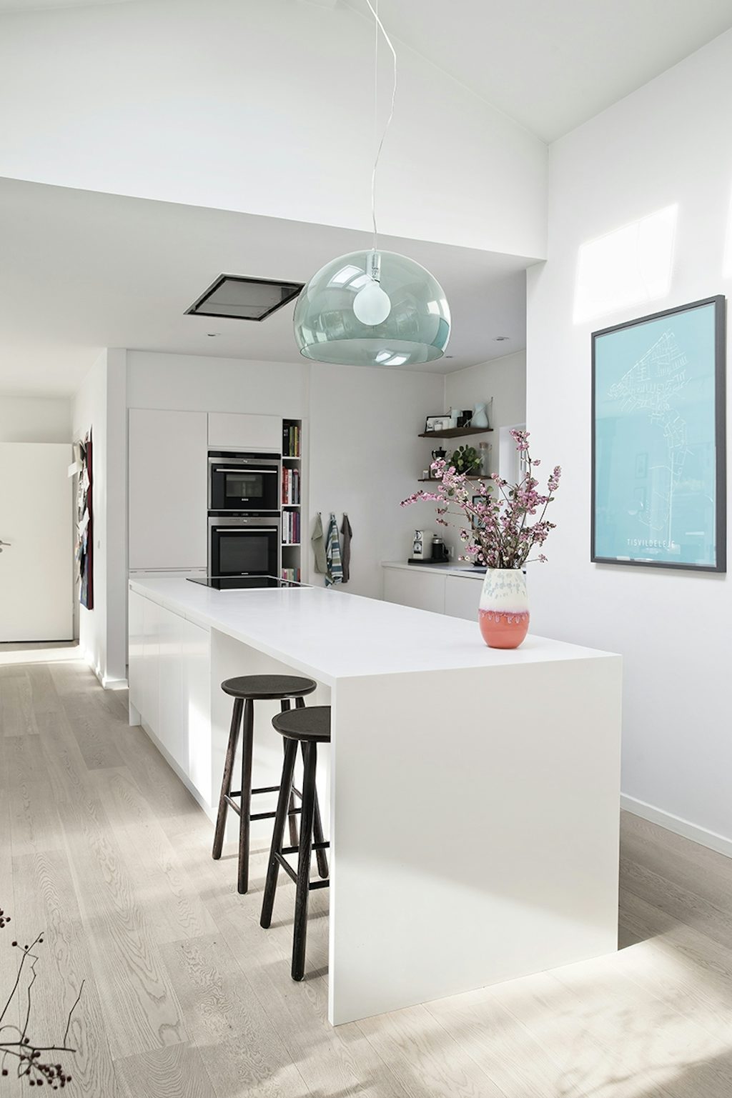 køkken barstole køkkenø lampe vase