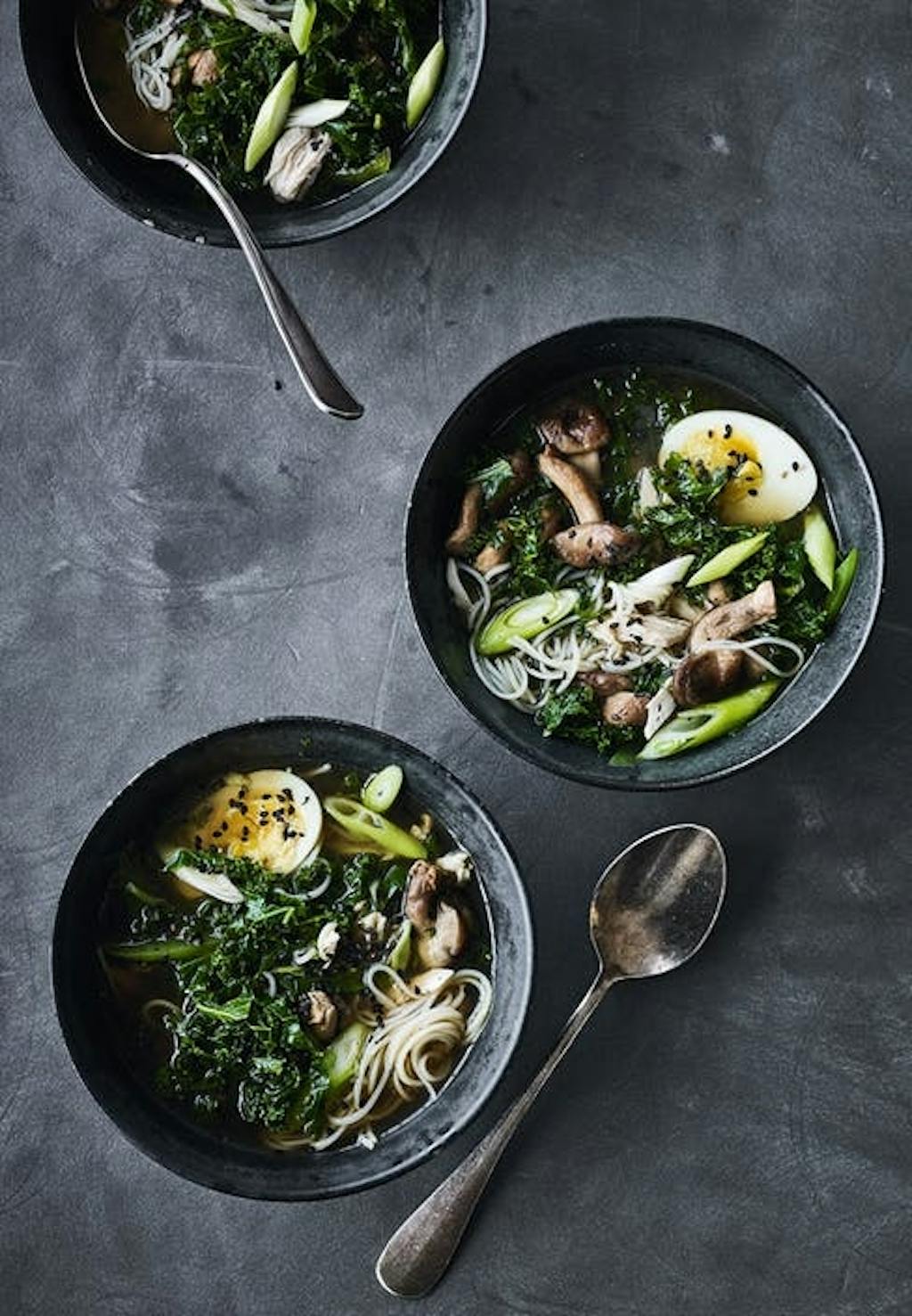 Vintervarm ramen med kål og kylling