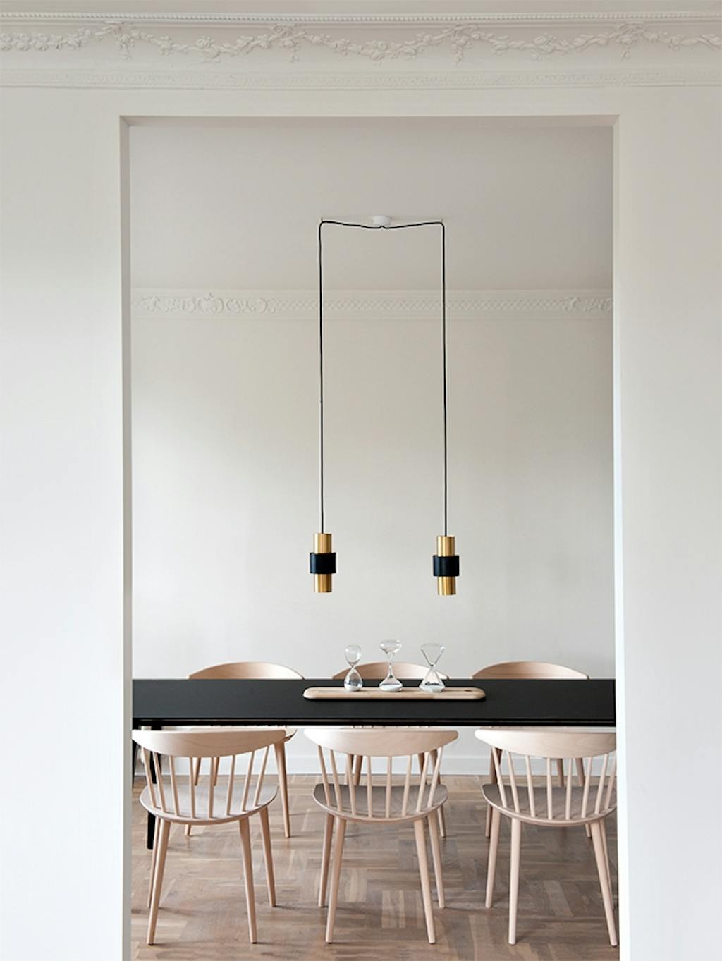 spisebord og stole i lyst træ