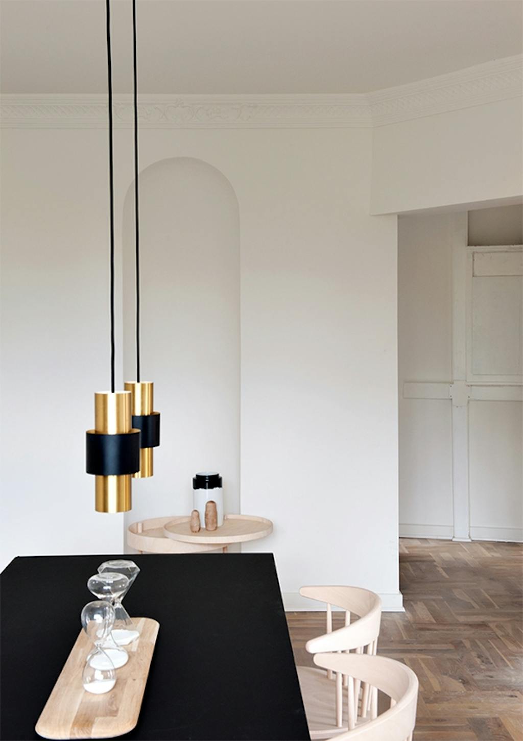 spisebord med guld lamper over bordet