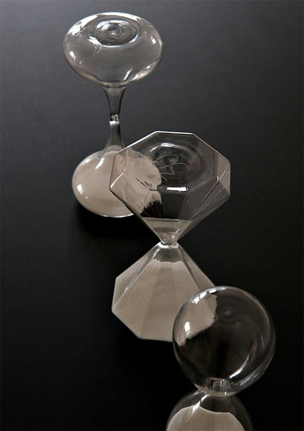 timeglas på sort bord