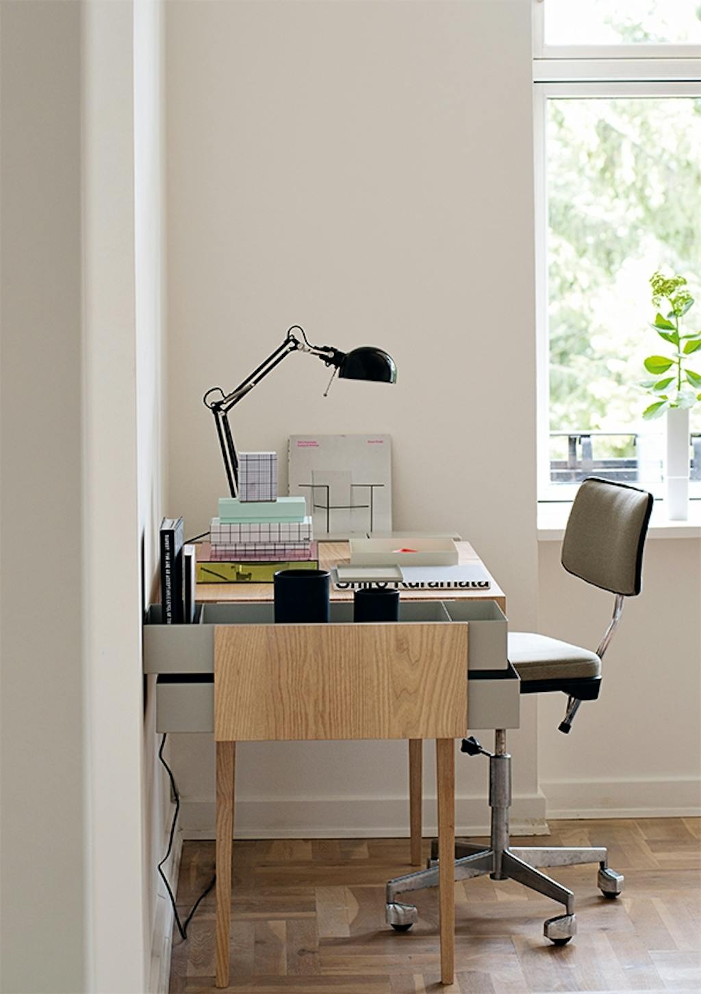 skrivebord på kontor værelse i lejlighed