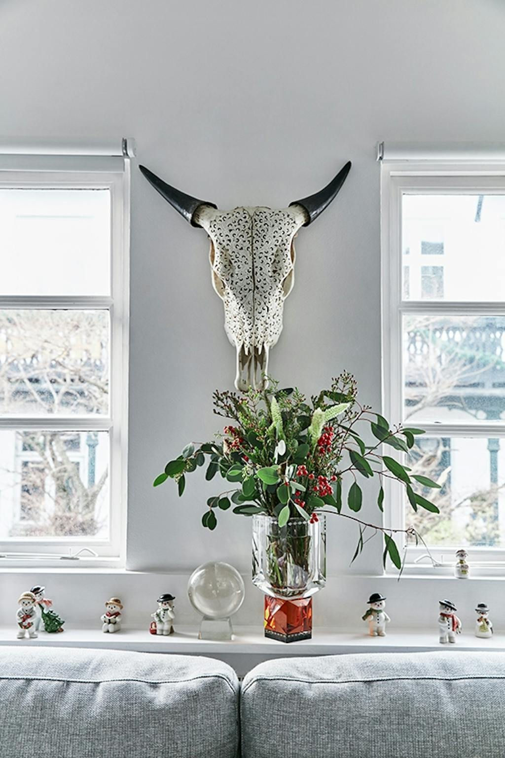 vindueskarm med stor vase og julefigurer fra royal copenhagen