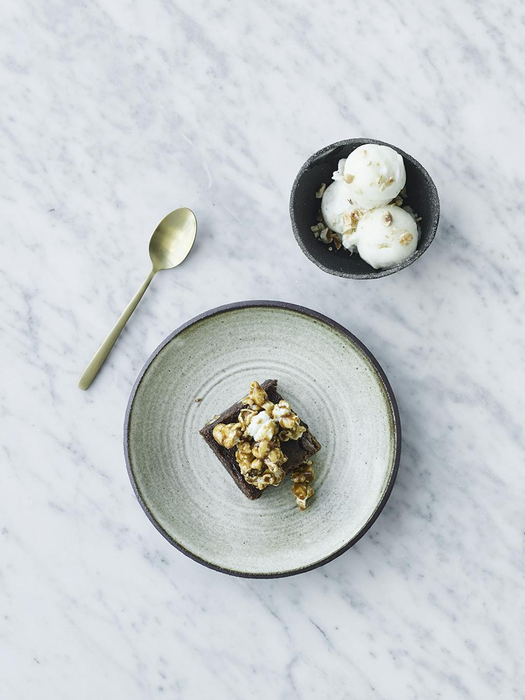 Saltet brownie med karamel-popcorn og pæresorbet