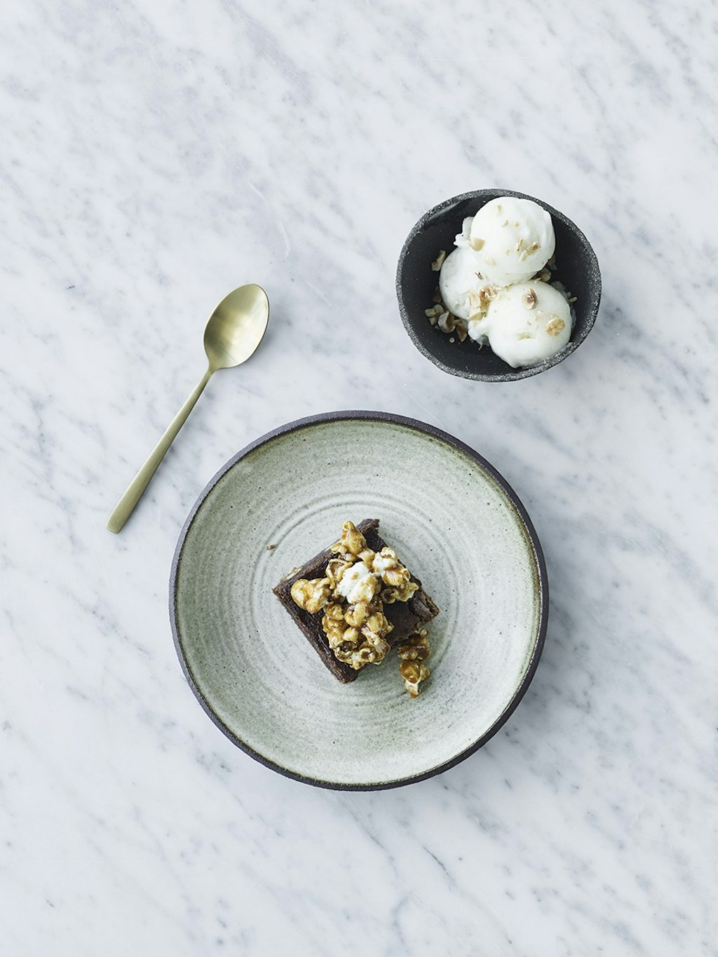 Saltet brownie med karamel-popcorn og pæresorbet Saltet brownie med karamel-popcorn og pæresorbet