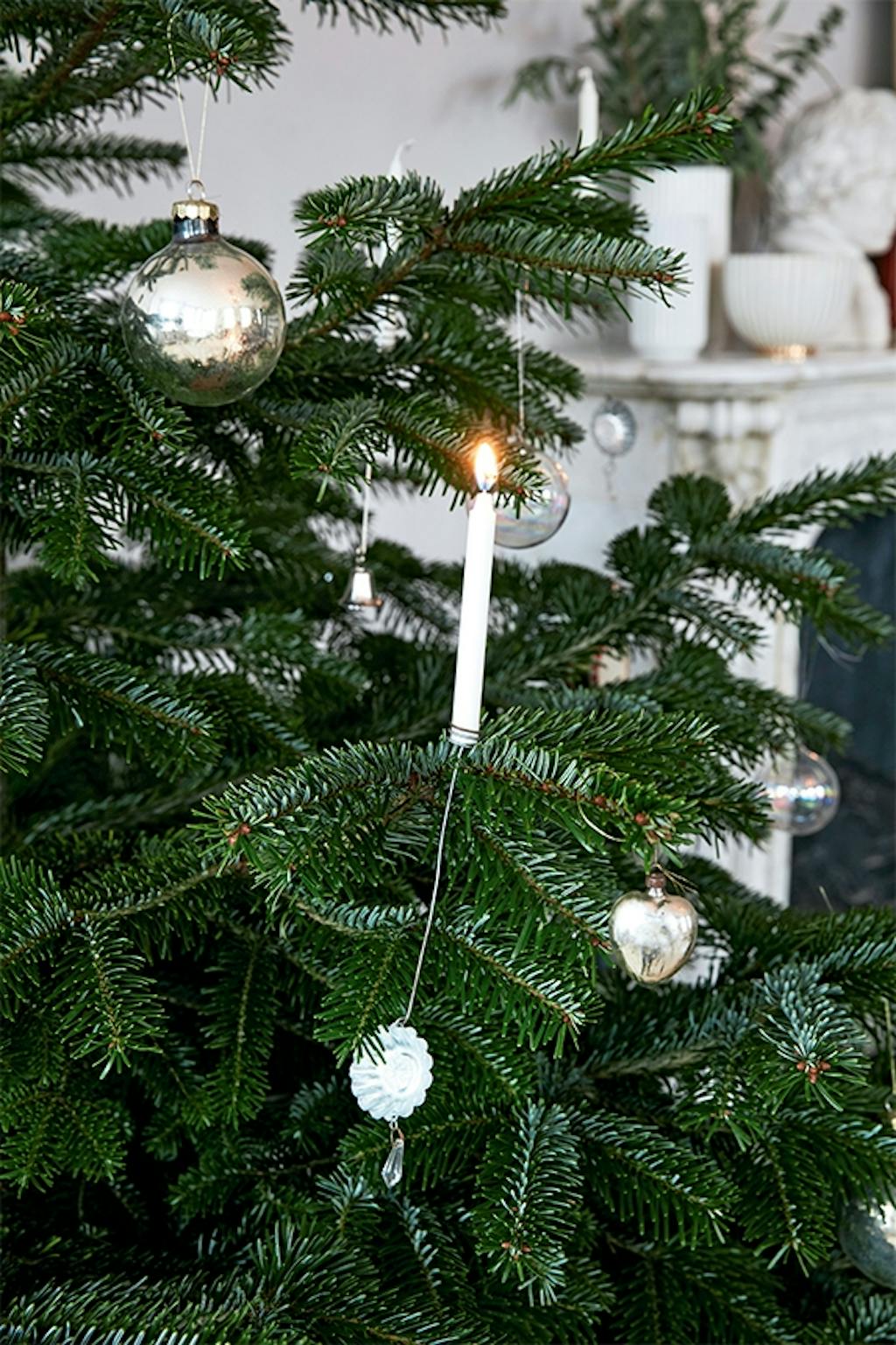 juletræ med julekugler og levende lys