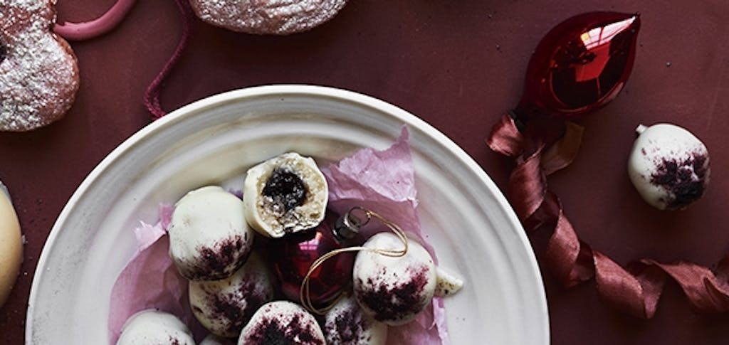 Marcipankugler med kirsebær