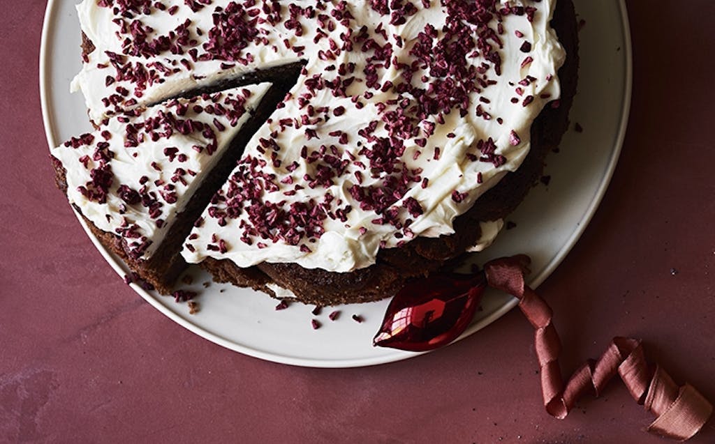 Red velvet-kage med frosting og hindbærsne