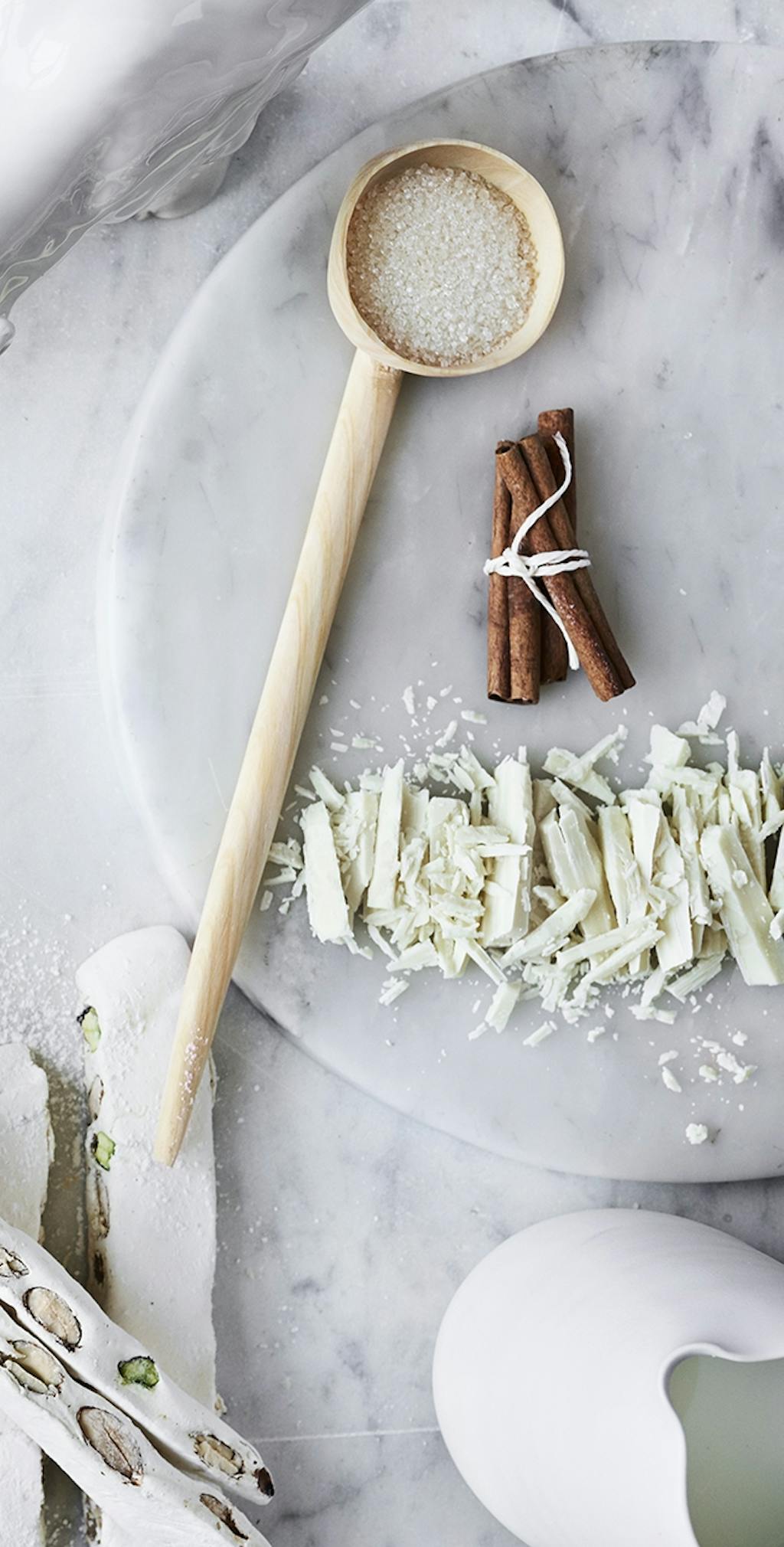 Hvid varm chokolade med kanel