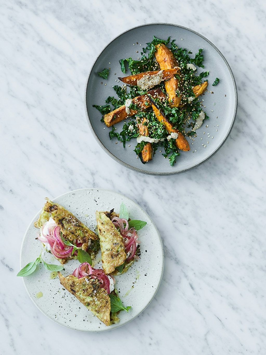 vegetarisk efterårsmenu med kålpandekager og bagte kartofler