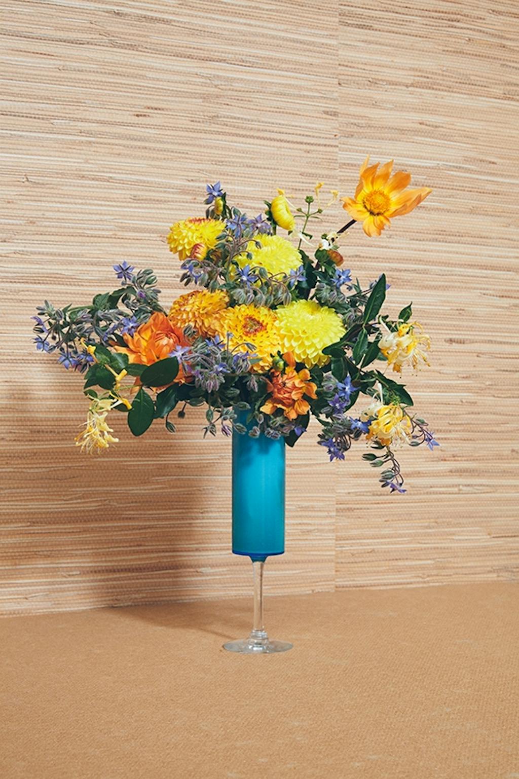 blå og gule blomster i vase fra bogen blomst