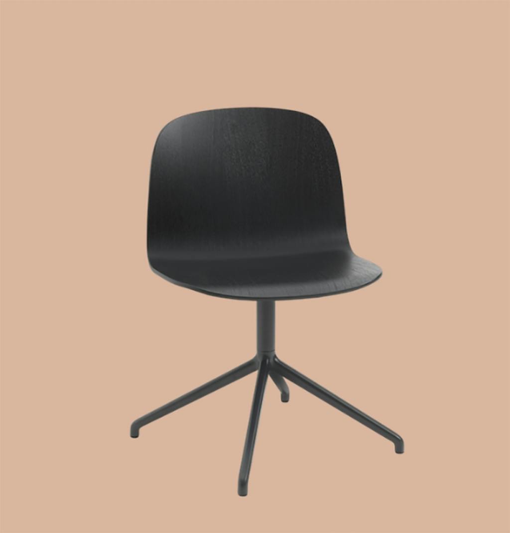 Muuto stol i træ lakeret sort