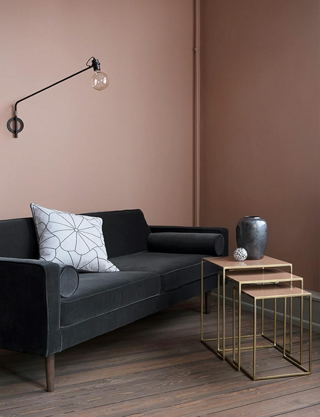 Broste Copenhagen møbler i røde og sorte nuancer