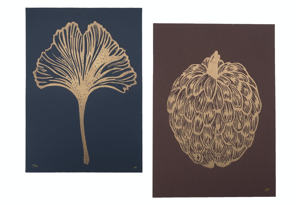 Stilleben billeder i guld rød og blå