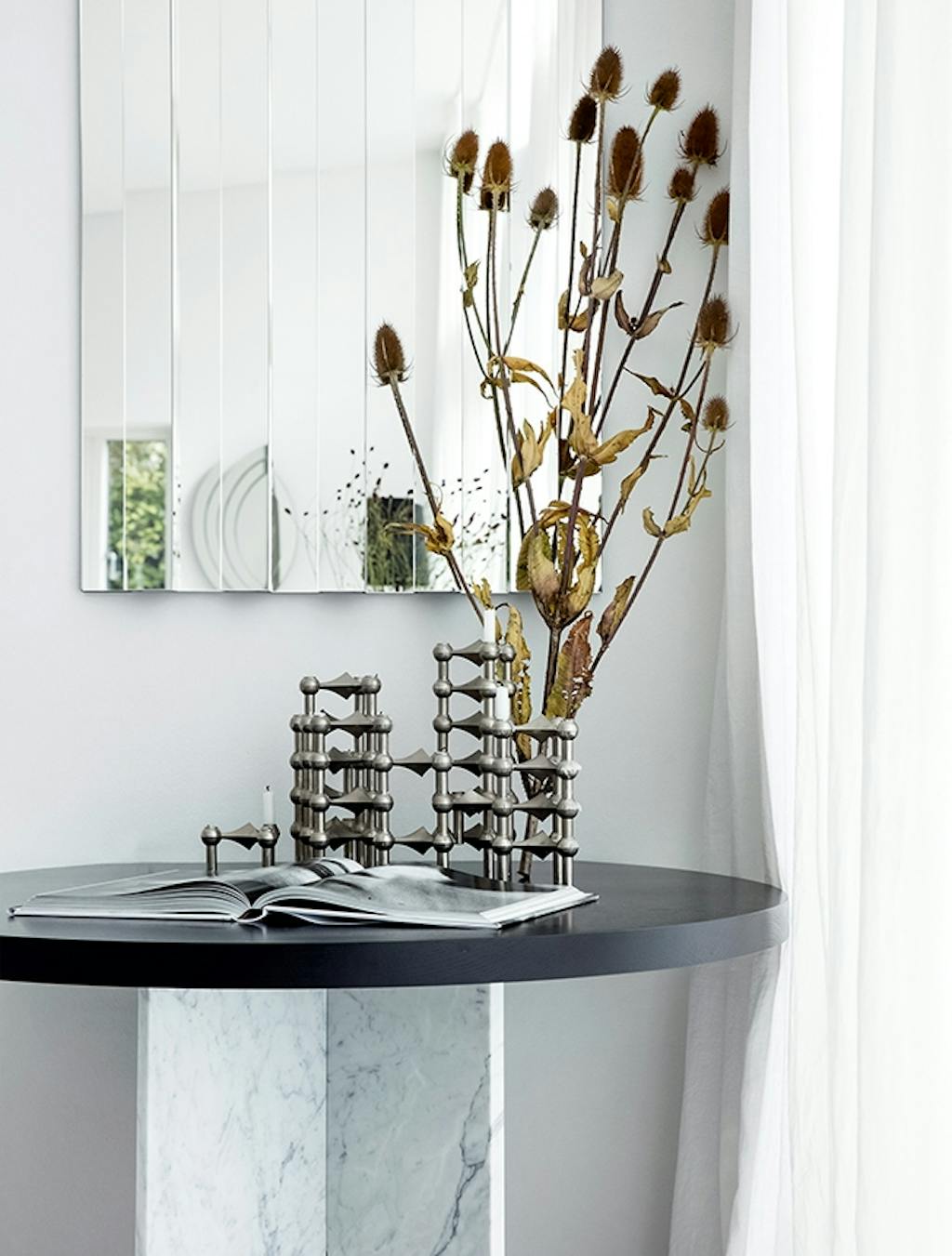 marmorbord med blomster og lysestager