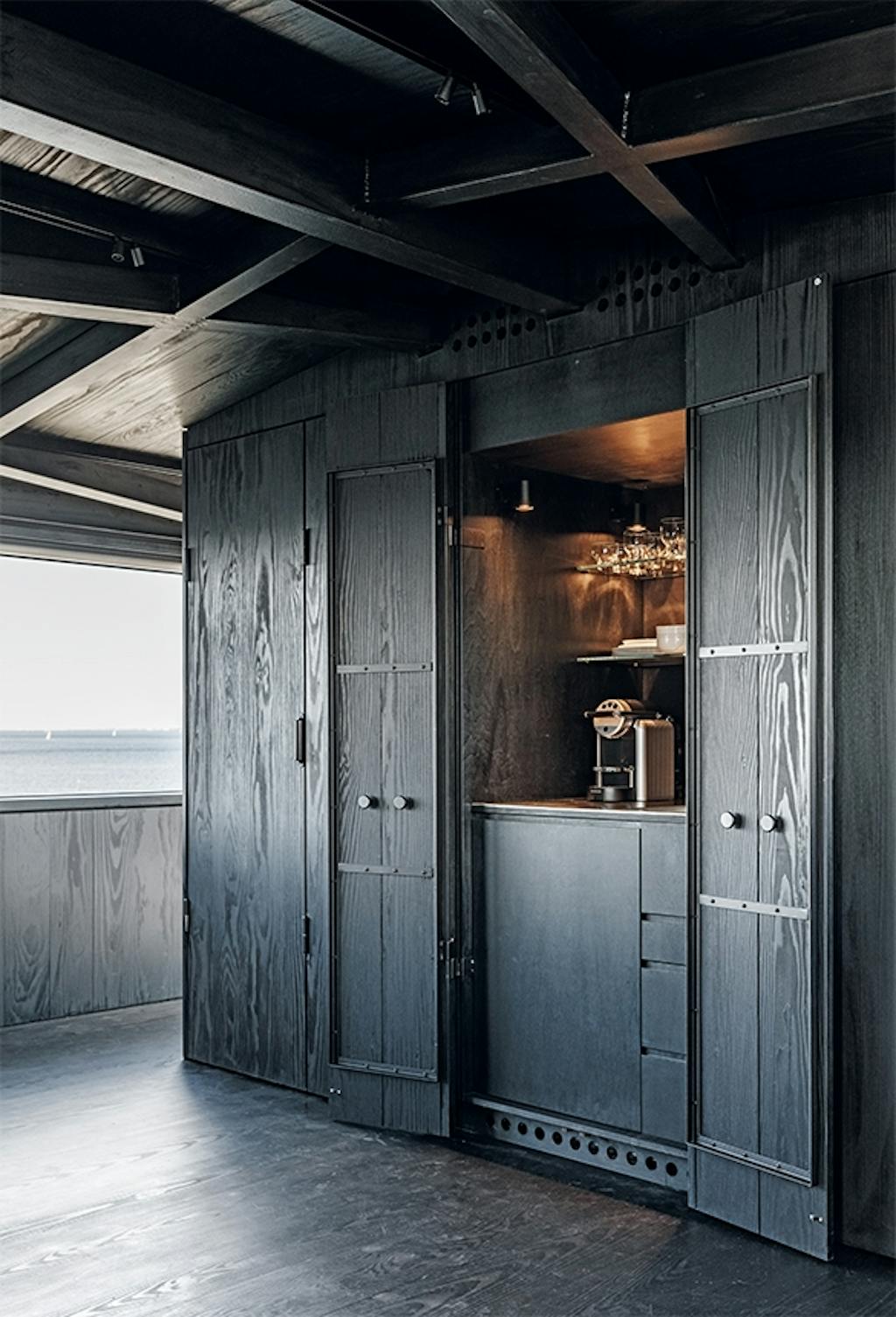 The Krane barskab indbygget i væggen