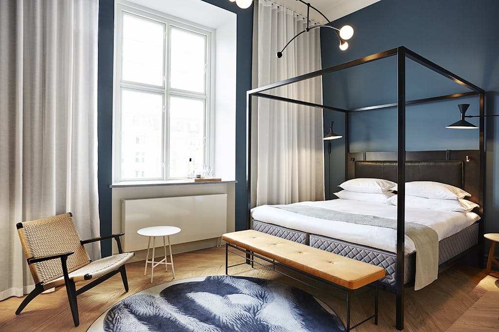 Nobis Hotel Copenhagen soveværelse med blå vægge