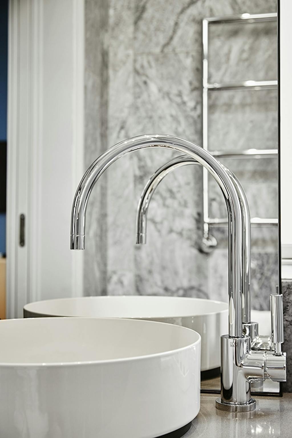 Nobis Hotel Copenhagen håndvask i porcelæn og sølv armaturer