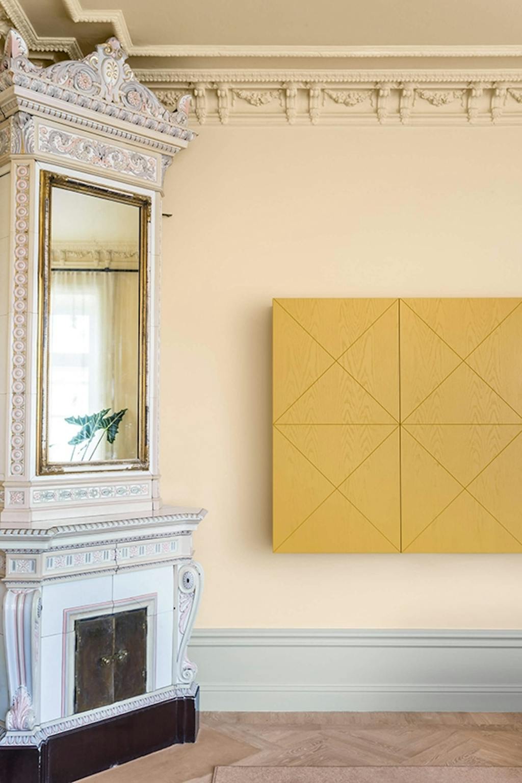 Note Design Studio gul væg i stockholmlejlighed