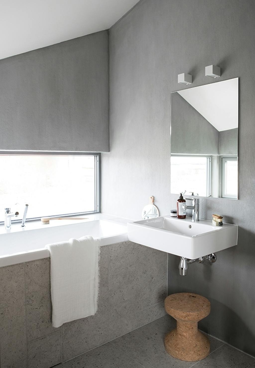 32437 badeværelse i grå sten og badekar