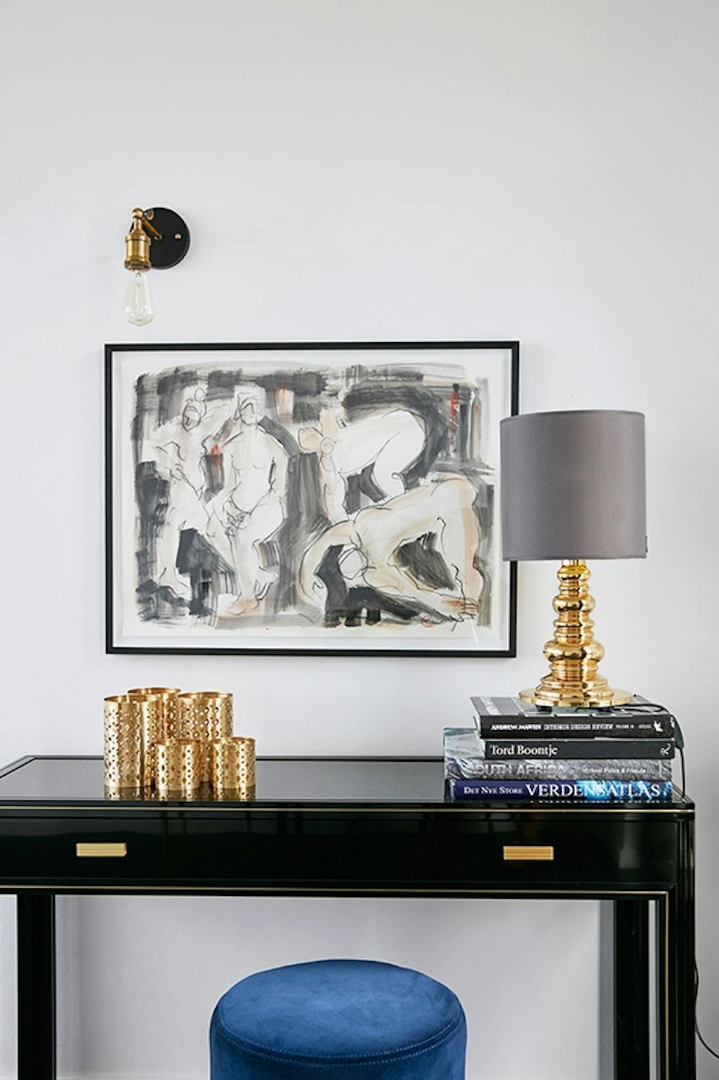 bord med bøger og maleri