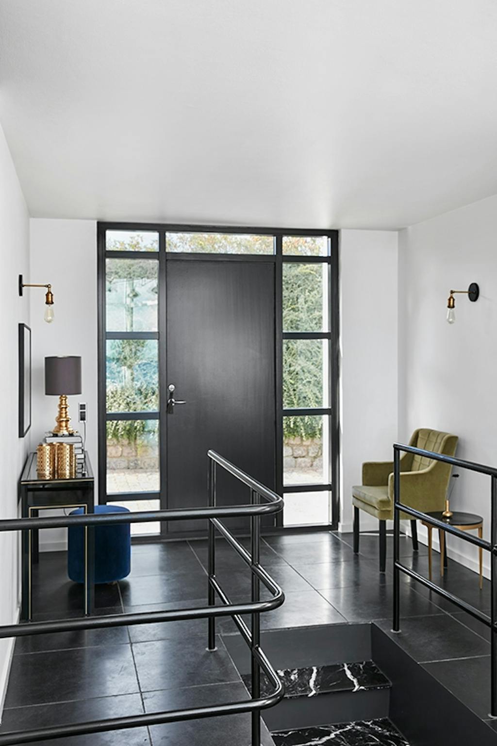 entre og hoveddør med glasparti