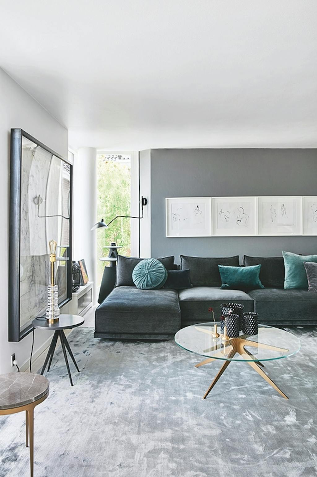 stue med sofa og kunst