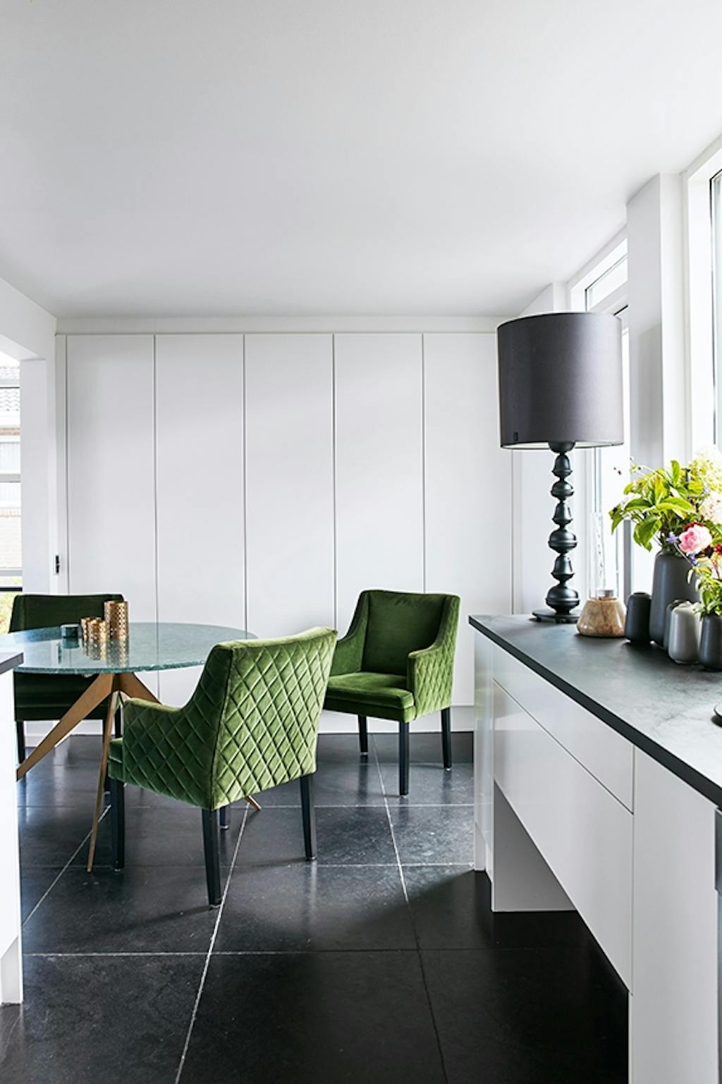 spisebord og stole i køkken