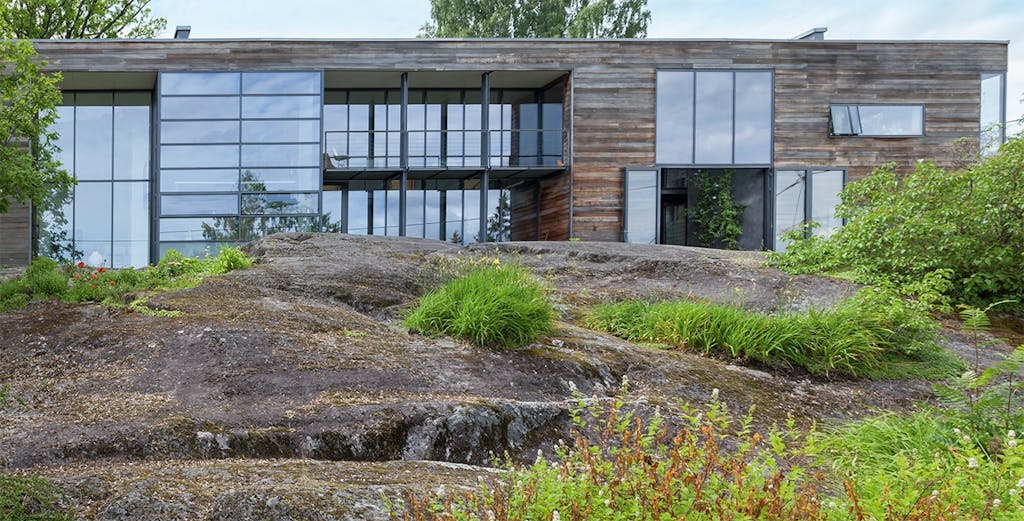 arkitekttegnet hus i rå natur