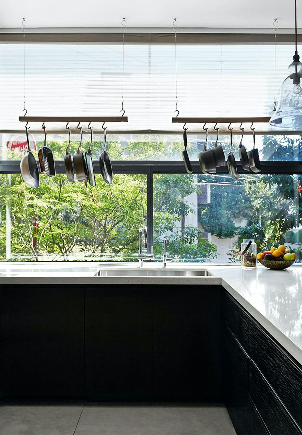 Stålstang hængende med kroge til gryder og pander