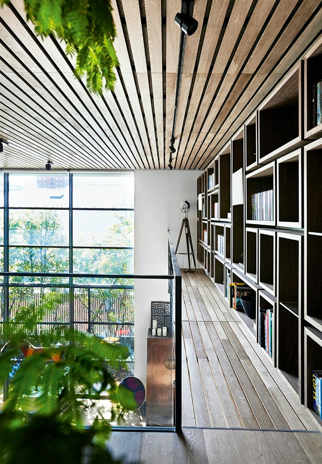 Repos med smal gang med bogreoler langs væggen til lille bibliotek