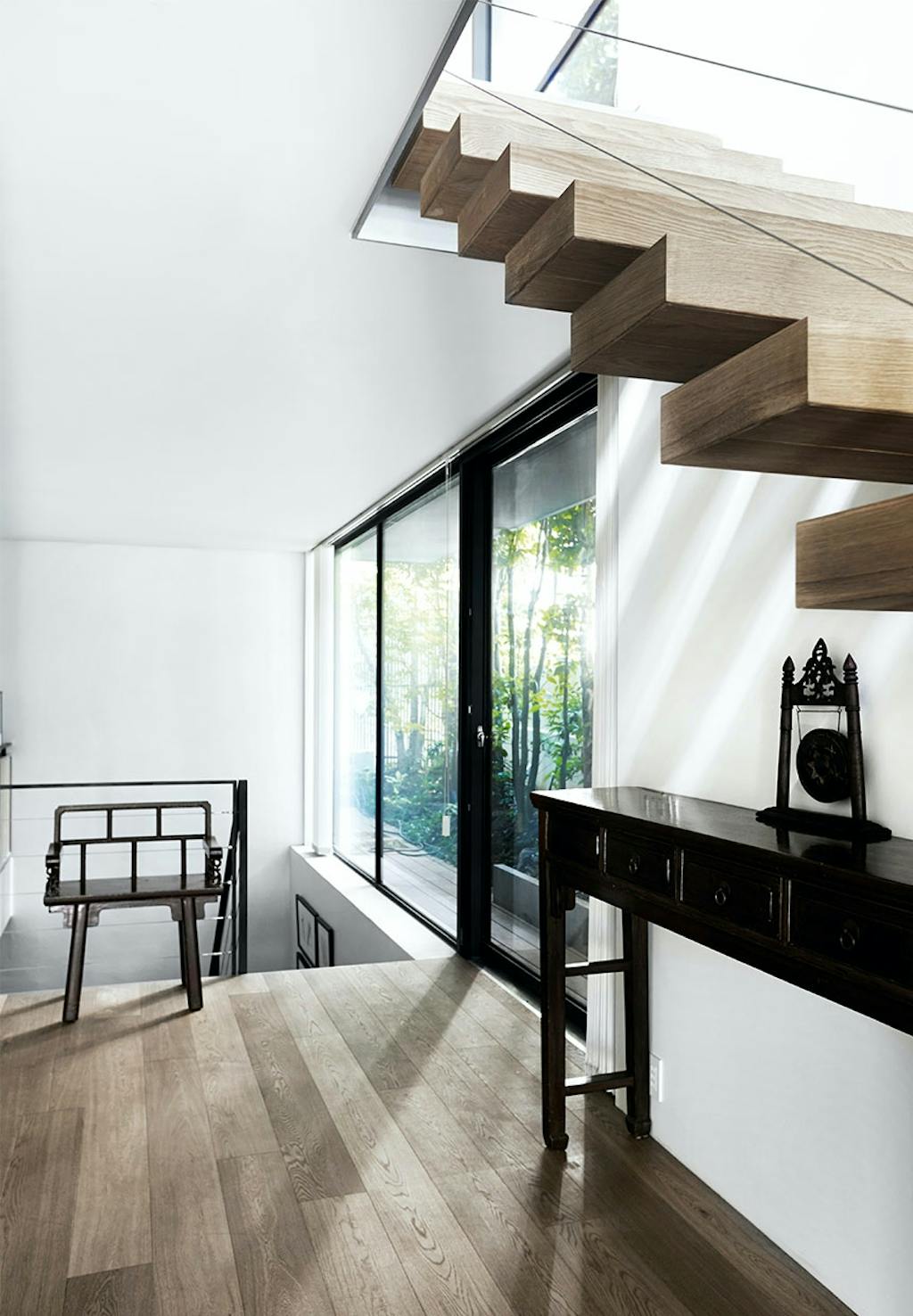 Repos med skulpturel stol og antikt konsolbord