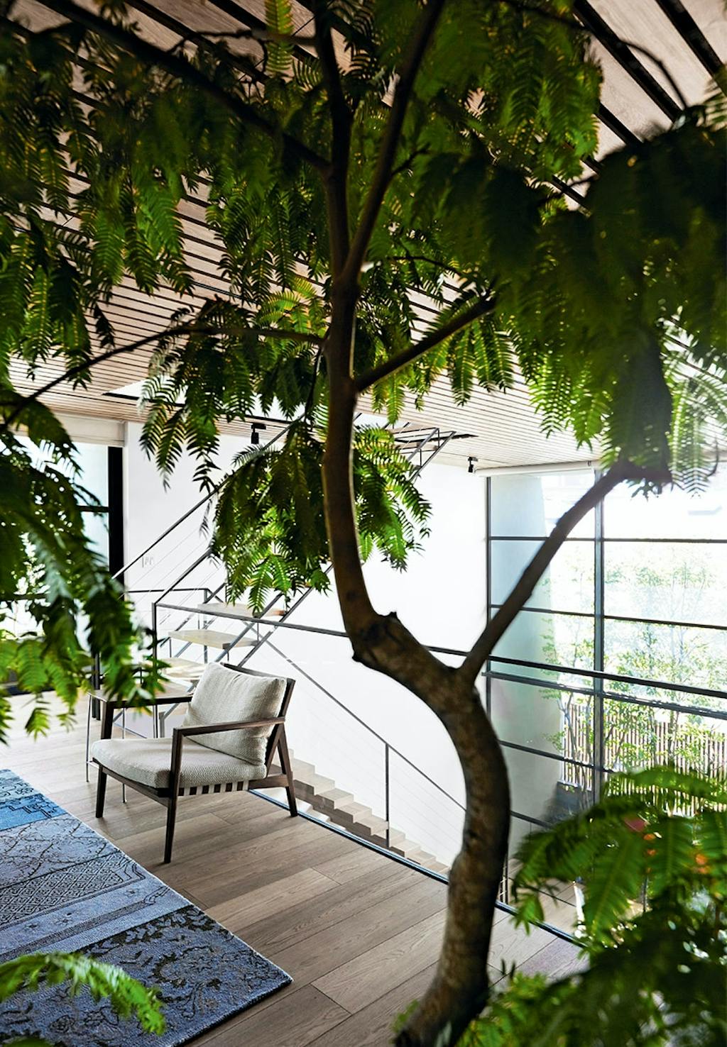 Repos med hyggelig krog med lænestol og fritstående træ