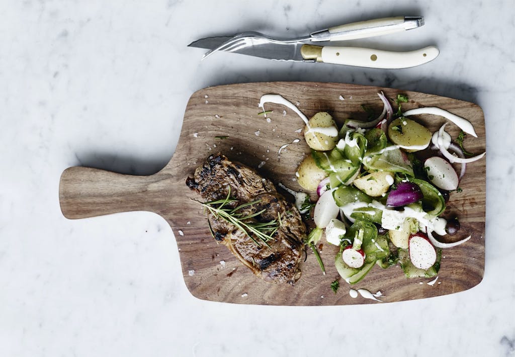 LAMMEKOTELETTER MED AGURKE-KARTOFFELSALAT OG MORMORDRESSING