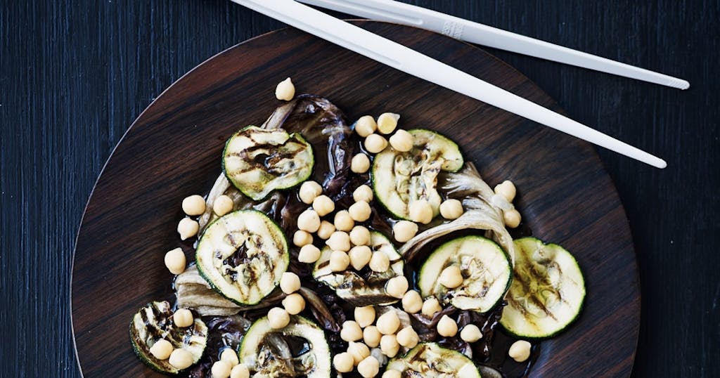 GRILLEDE GRØNTSAGER MED LUNE KIKÆRTER OG OLIVENOLIE