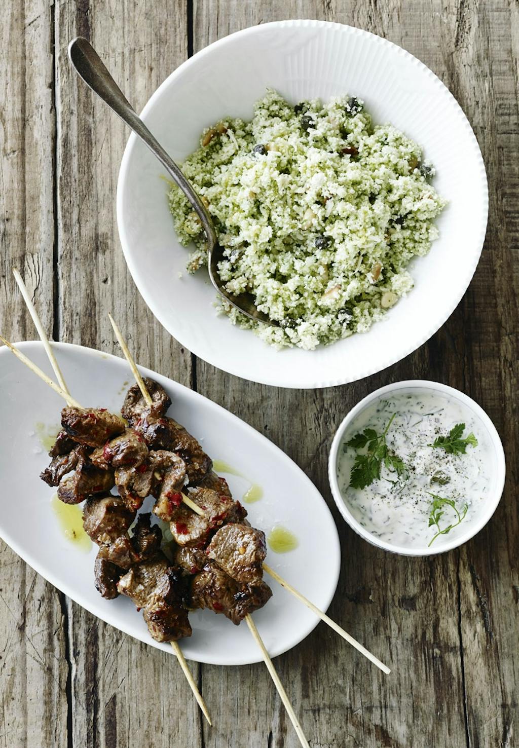 STICKS MED BLOMKÅLCOUCOUS OG SAUCE TATARE