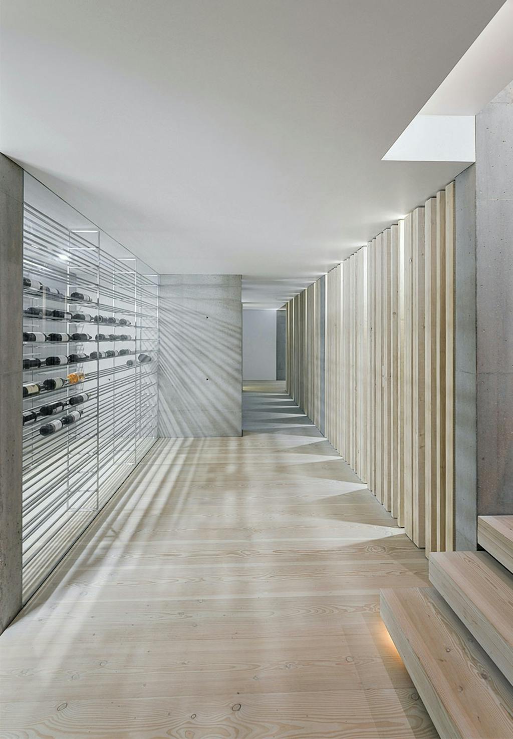 Luksuriøs vinkælder med glasvægge og trægulv