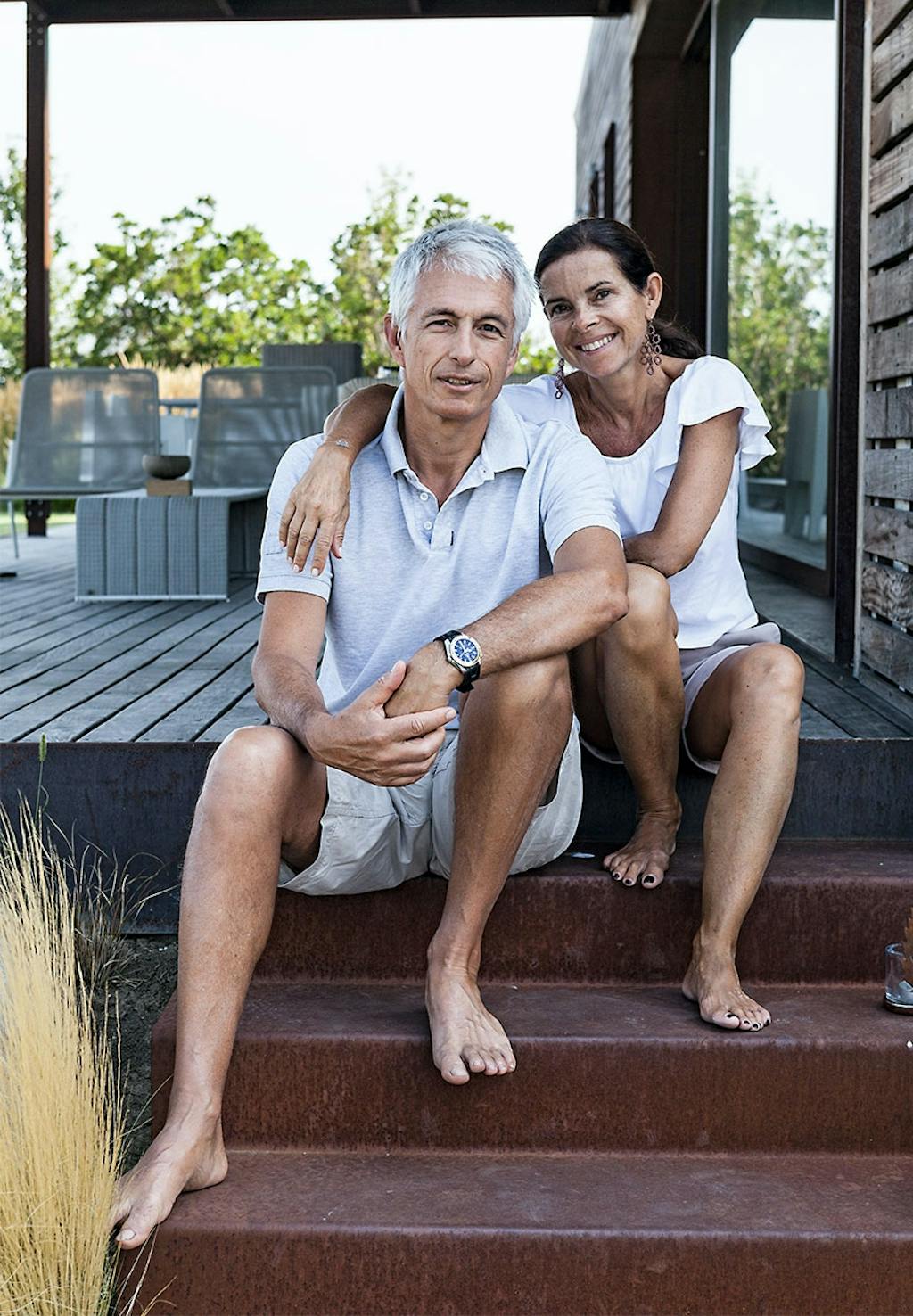 Claudia Ponti og hendes mand siddende på trappetrin