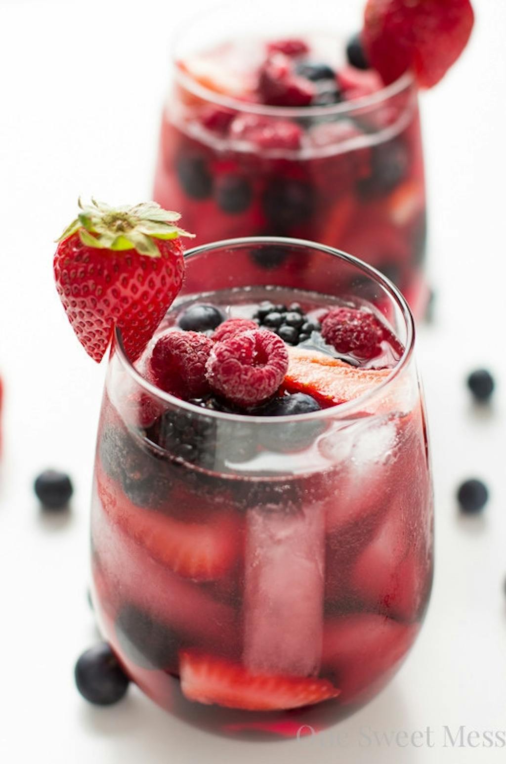 Sangria med alverdens sommerbær